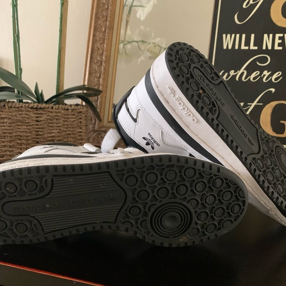 ADiDAS Shoes-Size 6.5 - Picture 4 of 4